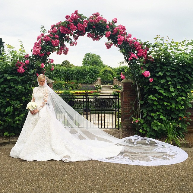 Παντρεύτηκαν η Νίκι Χίλτον και ο Τζέιμς Ρόθτσαιλντ